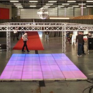 Installation d'une scène pour la Soirée Pompier à Saint-Germain-en-Laye, avec éclairage et miroir disco.