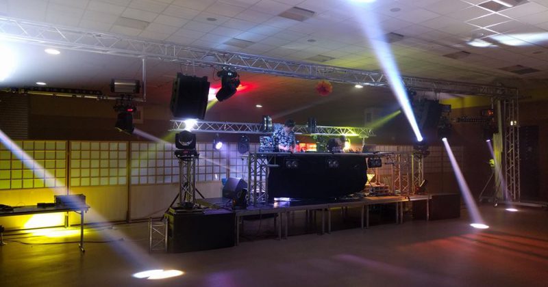 Installation de son et éclairage pour la soirée MDLL, avec scène et éclairages en action.