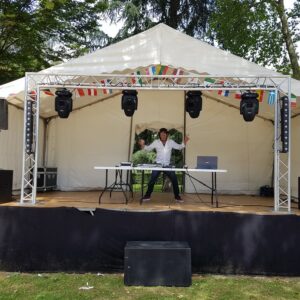 Scène festive avec DJ en pleine animation, matériel de sono et éclairage installé pour la Fête de Bougival.