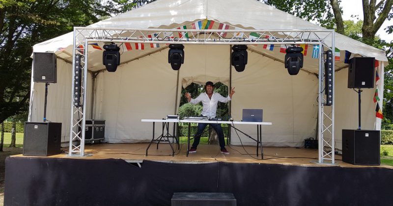 Scène festive avec DJ en pleine animation, matériel de sono et éclairage installé pour la Fête de Bougival.