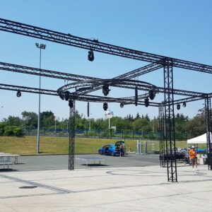 Installation de scène et éclairage pour le Bal des Pompiers de Poissy 2018, sous un ciel ensoleillé.