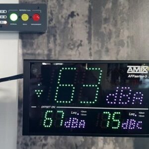 Installation de limiteur de son avec affichage numérique des décibels et système de contrôle visuel à LED.