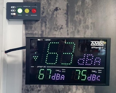 Installation de limiteur de son avec affichage numérique des décibels et système de contrôle visuel à LED.