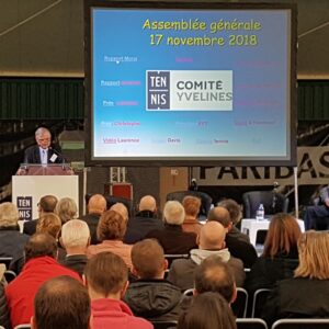 Assemblée générale de la Ligue de tennis de Feucherolle, 17 novembre 2018, avec un intervenant devant un écran de présentation.
