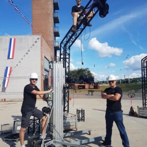 Équipe de montage pour le bal des pompiers du 13 juillet à Poissy, utilisant matériel de sono et éclairage.