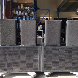 Système de sonorisation installé avec quatre enceintes sur deux caissons acoustiques.