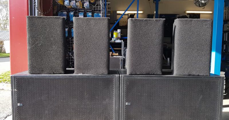 Système de sonorisation installé avec quatre enceintes sur deux caissons acoustiques.