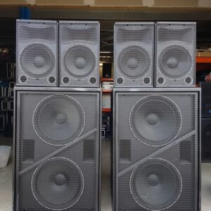 Système de sonorisation professionnel avec plusieurs haut-parleurs montés en hauteur, prêt pour location ou installation.