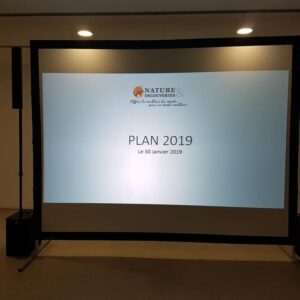 Écran de projection affichant "PLAN 2019" lors d'un événement pour Nature et Découvertes, le 30 janvier 2019.