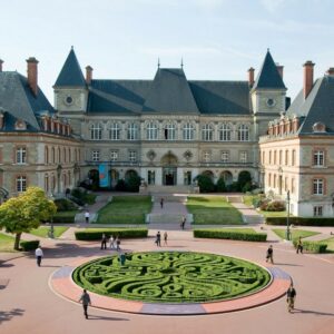 Université de Paris : bâtiment élégant entouré de jardins soignés et d'une sculpture en buis.