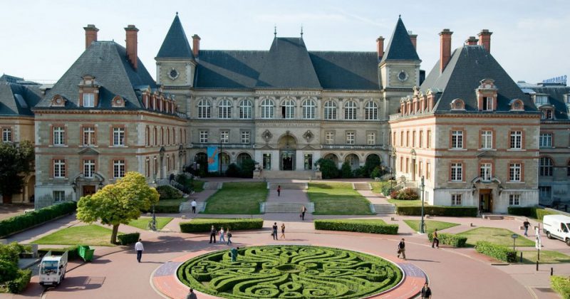 Université de Paris : bâtiment élégant entouré de jardins soignés et d'une sculpture en buis.