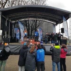 Cérémonie de remise des prix lors du Trail du 12 janvier 2019, Val d'Europe Athlétisme, avec des spectateurs et des athlètes sur scène.