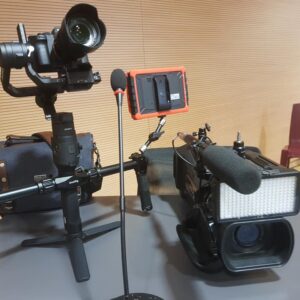 Équipements de captation vidéo : caméra, microphone et moniteur, prêts pour un enregistrement professionnel.