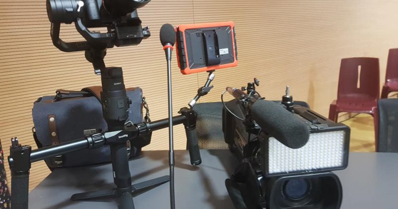 Équipements de captation vidéo : caméra, microphone et moniteur, prêts pour un enregistrement professionnel.