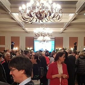 Cérémonie des vœux du maire à Coignières, avec de nombreux invités réunis dans un élégant hall.