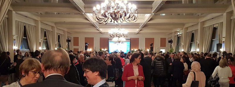 Cérémonie des vœux du maire à Coignières, avec de nombreux invités réunis dans un élégant hall.