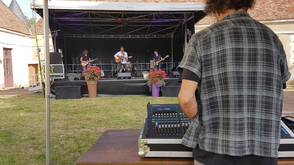 Concert de Roddy Julienne à Argy, le 13 octobre 2019, avec un technicien au son devant la scène.