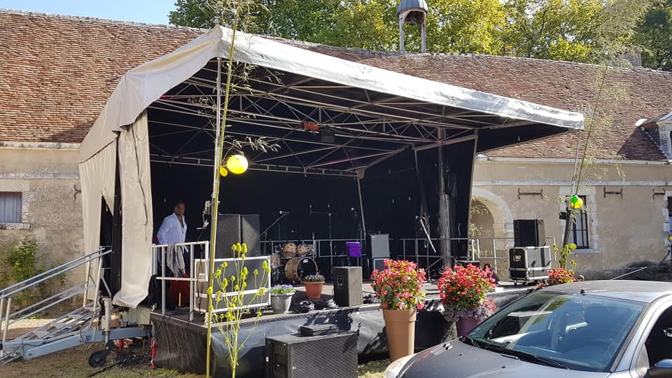Scène prête pour le concert de Roddy Julienne à Argy, avec éclairages et matériel de sono.
