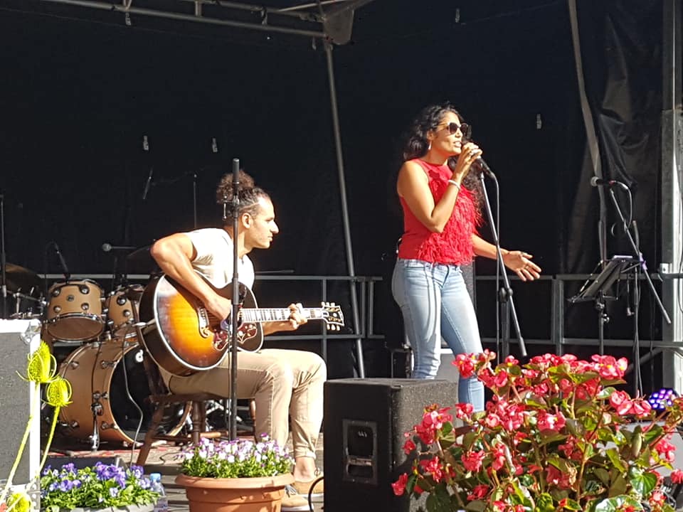 Concert de Roddy Julienne à Argy, avec chanteuse et guitariste, entourés de fleurs en pot, le 13 octobre 2019.