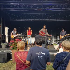 Concert de Roddy Julienne à Argy, le 13 octobre 2019, avec des musiciens sur scène et un public attentionné.