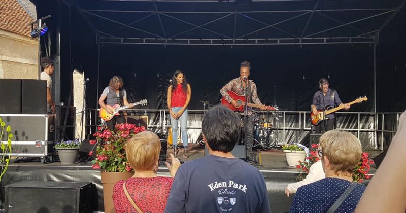 Concert de Roddy Julienne à Argy, le 13 octobre 2019, avec des musiciens sur scène et un public attentionné.