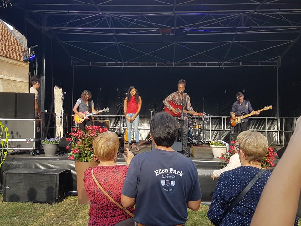 Concert de Roddy Julienne à Argy, le 13 octobre 2019, avec des musiciens sur scène et un public attentionné.