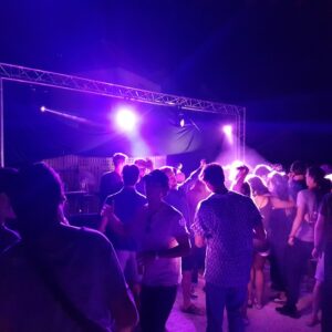 Foule dansante sous des éclairages colorés au festival électronique du 14 juillet 2018.