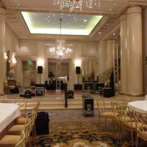 Salle élégante du Four Seasons Hotel, George V, avec matériel de sonorisation et éclairage installé pour un événement.