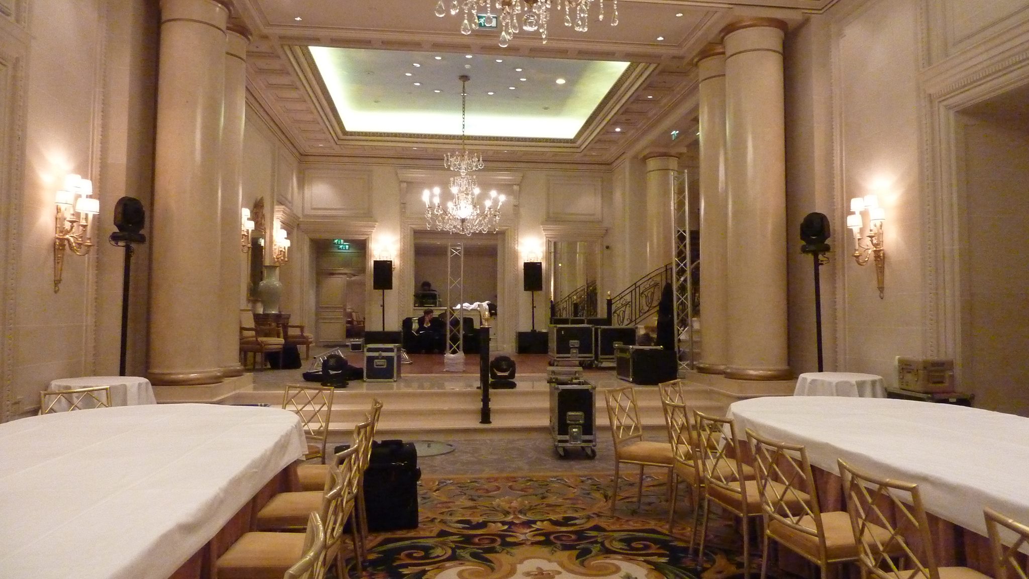 Salle élégante du Four Seasons Hotel, George V, avec matériel de sonorisation et éclairage installé pour un événement.