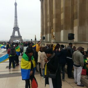 Rassemblement de personnes avec des drapeaux, devant la Tour Eiffel au Trocadéro en octobre 2016.