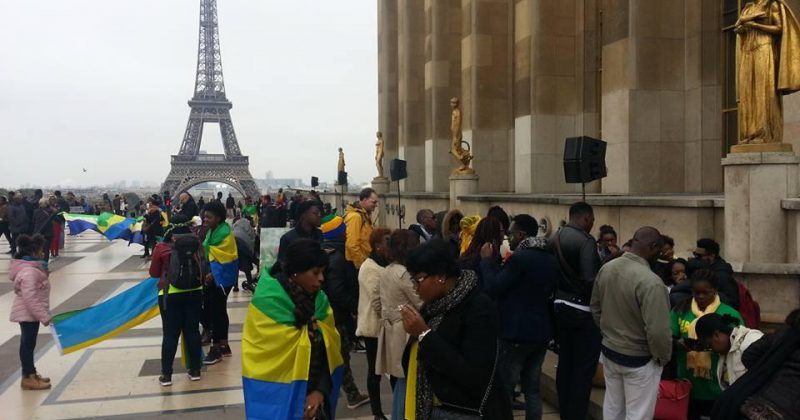 Rassemblement de personnes avec des drapeaux, devant la Tour Eiffel au Trocadéro en octobre 2016.