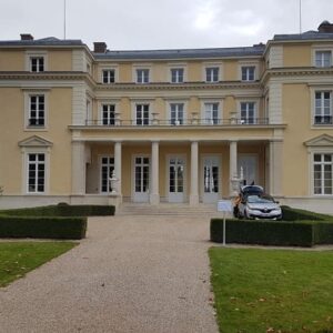 Éclairage décoratif de la salle BNP Paribas à Louveciennes, le 12 octobre 2019, avec un jardin entretenu.