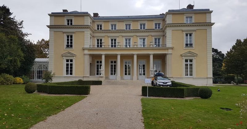 Éclairage décoratif de la salle BNP Paribas à Louveciennes, le 12 octobre 2019, avec un jardin entretenu.