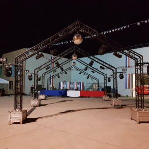 Installation lumineuse pour le bal des pompiers du 13 juillet 2019 à Poissy, équipée de scènes et projecteurs.