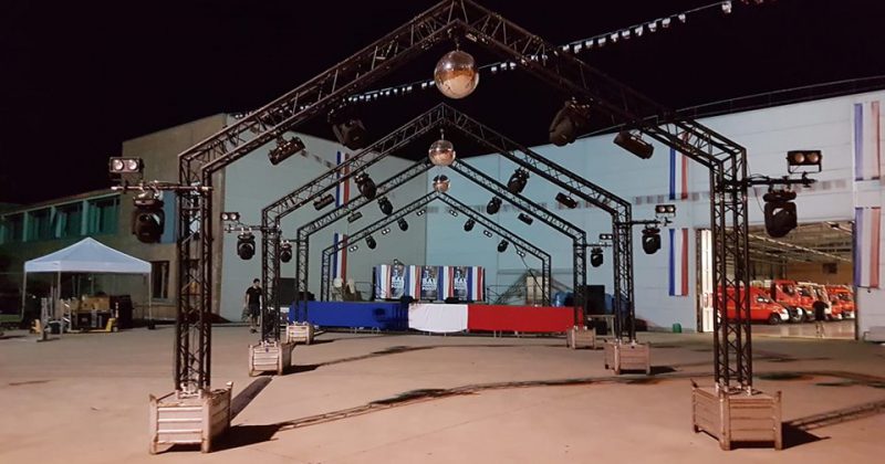 Installation lumineuse pour le bal des pompiers du 13 juillet 2019 à Poissy, équipée de scènes et projecteurs.