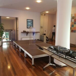 Scène aménagée avec équipement de son et éclairage au siège social de Club Med, mars 2019.