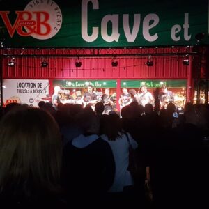 Concert lors de la Fête de la Musique à V AND B Maurepas, le 21 juin 2019, avec une foule devant la scène.