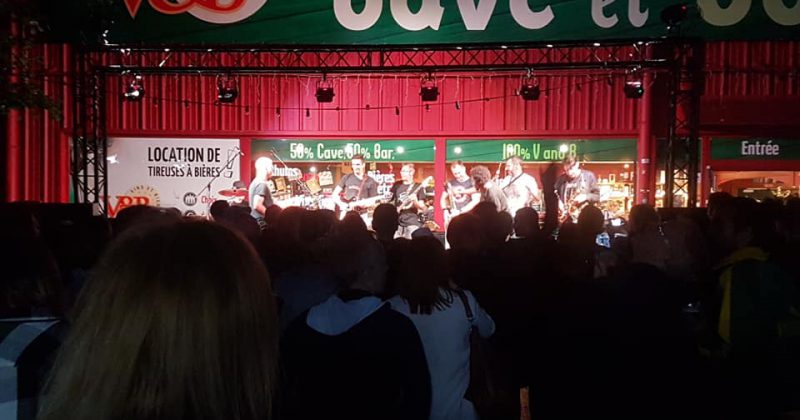 Concert lors de la Fête de la Musique à V AND B Maurepas, le 21 juin 2019, avec une foule devant la scène.