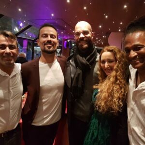 Gala de charité pour la chaîne de l'espoir avec des participants souriants dans un cadre festif.