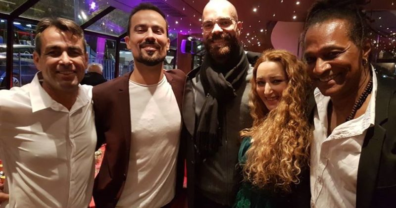 Gala de charité pour la chaîne de l'espoir avec des participants souriants dans un cadre festif.