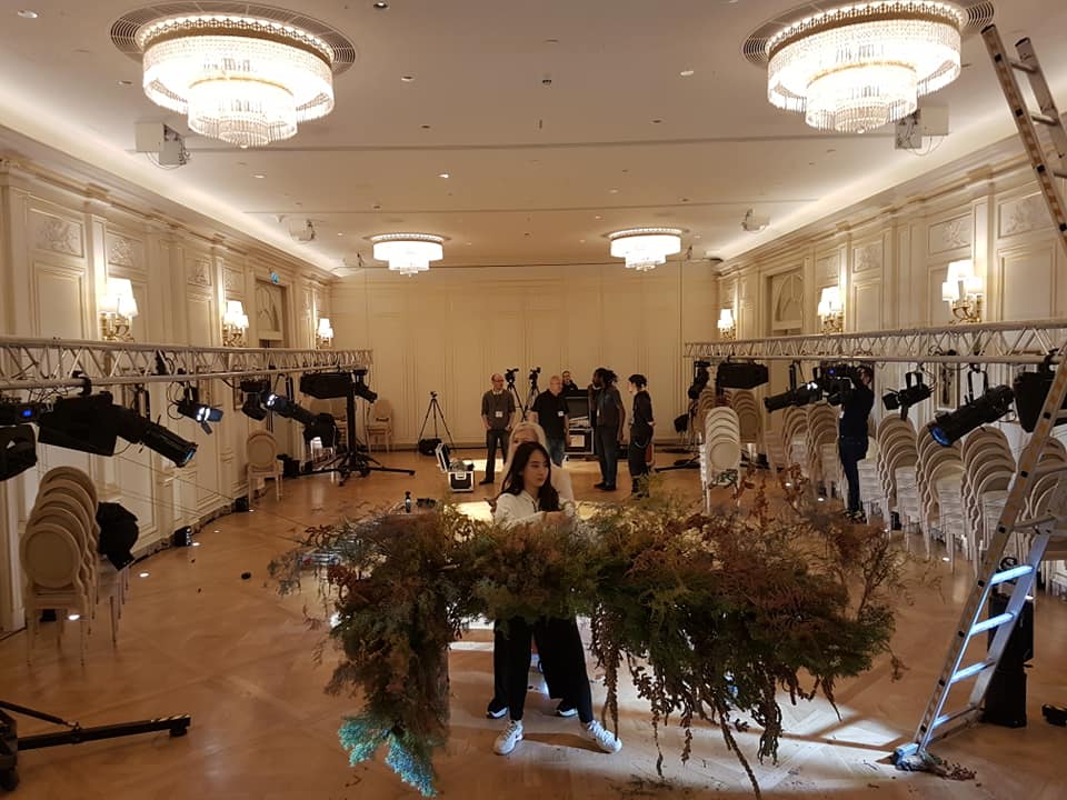 Installation du défilé de mode au Ritz, avec éclairages et décoration florale en préparation.
