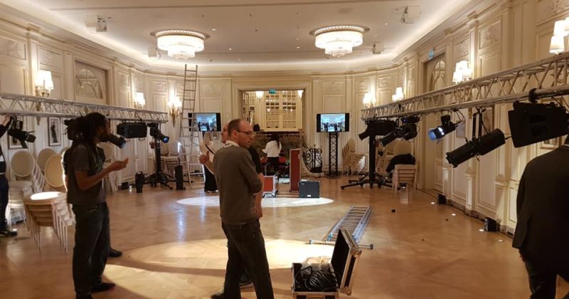 Installation des équipements son et lumière pour un défilé de mode au Ritz, place Vendôme.