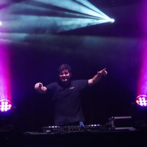 DJ en pleine performance avec des lumières colorées lors de la soirée du 22 décembre 2019 organisée par Symbiose.