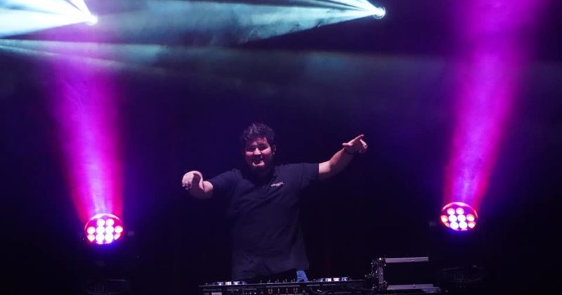 DJ en pleine performance avec des lumières colorées lors de la soirée du 22 décembre 2019 organisée par Symbiose.