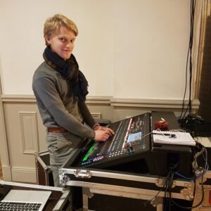 Technicien de son au concert du 9 janvier 2019 à Grand Maison, manipulant la console de mixage.