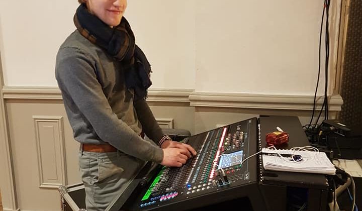 Technicien de son au concert du 9 janvier 2019 à Grand Maison, manipulant la console de mixage.