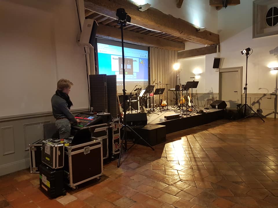 Technicien préparant le matériel de son et éclairage pour un concert à Grand Maison, 9 janvier 2019.