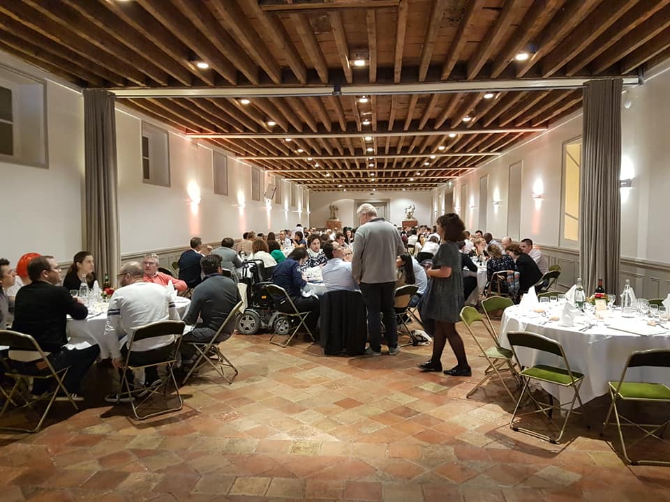 Concert à Grand Maison le 9 janvier 2019, des invités assis à des tables, ambiance conviviale.