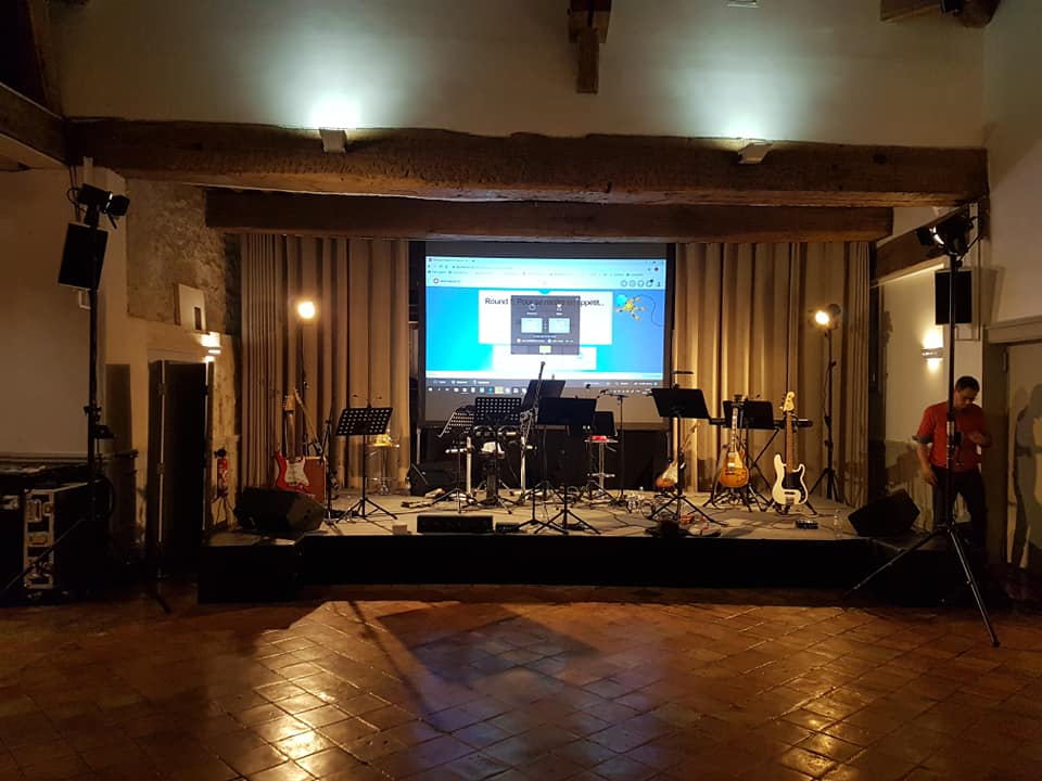 Scène préparée pour un concert avec instruments, amplificateurs et éclairage, Grand Maison, 9 janvier 2019.