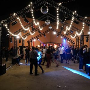 Bal des pompiers de Poissy, avec des lumières colorées et une ambiance festive le 13 juillet 2019.